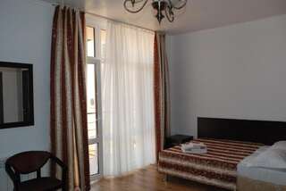 Гостиница Uncle Chernomor Анапа Улучшенный четырехместный номер-4
